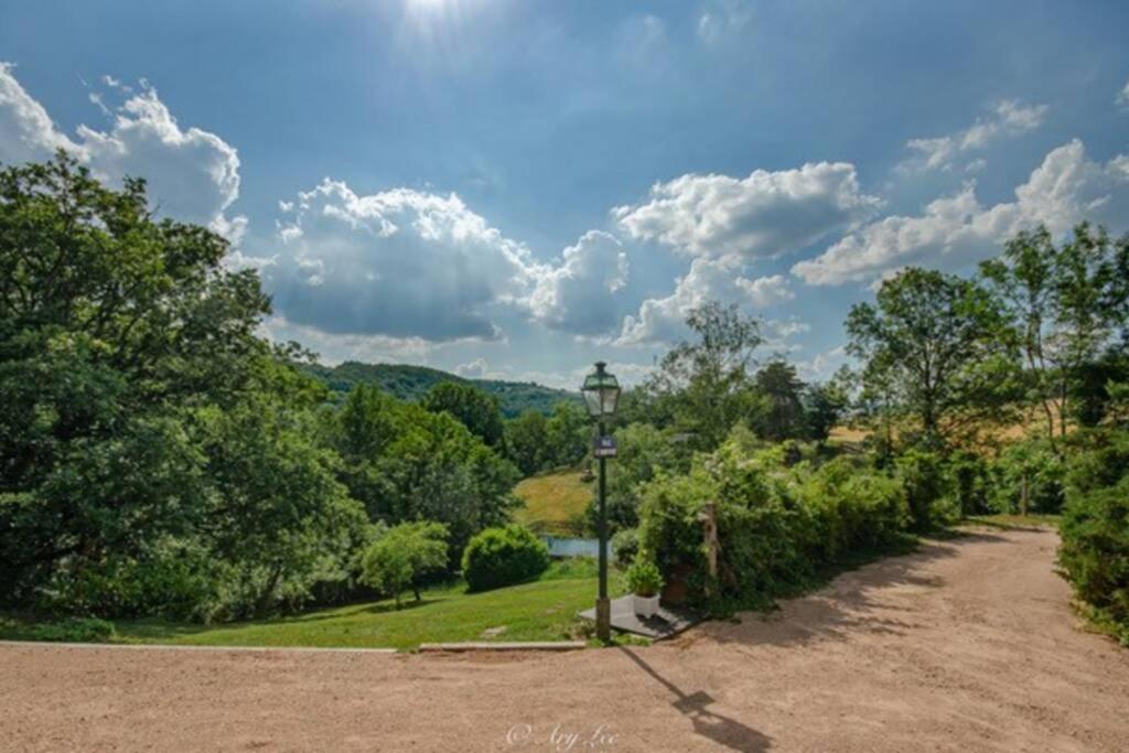 Вилла Gite Du Mont Plaisir Chouvigny Экстерьер фото